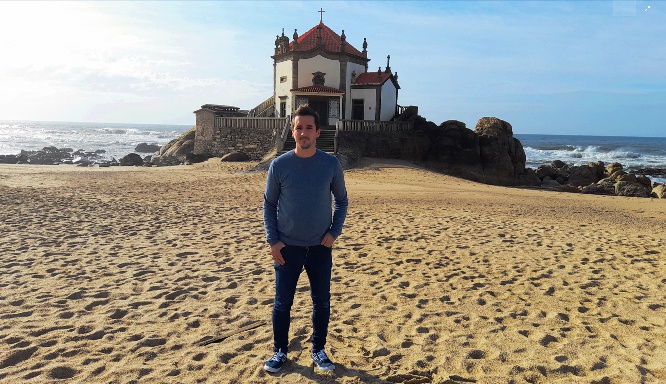 Eu na praia de Miramar, perto da capela do Senhor da Pedra, em Vila Nova de Gaia – Porto